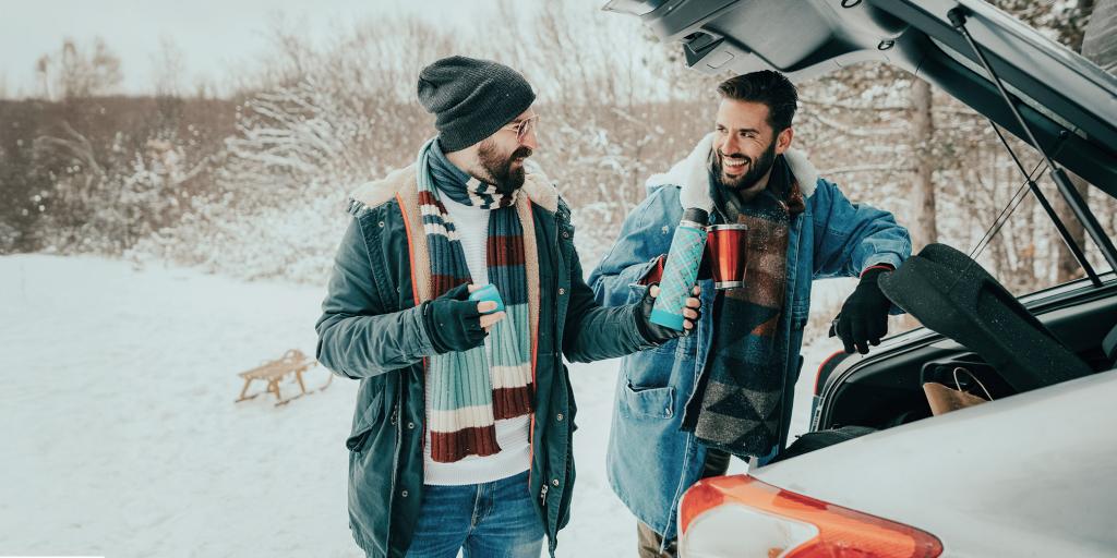 Assurance auto – deux amis dégustant un café