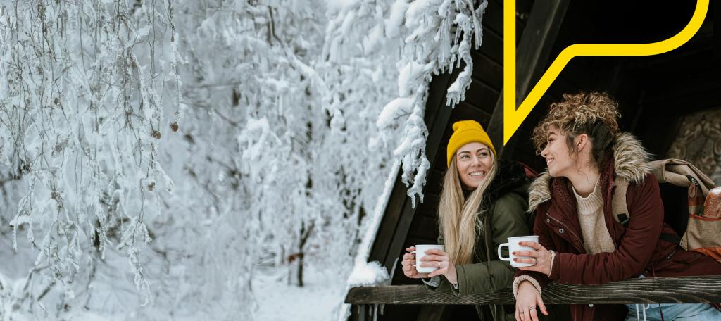 Bannière page d’accueil - Deux amies parlant sur Promutuel au chalet