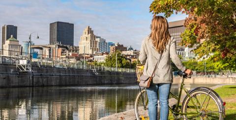 Femme a velo qui regarde la ville