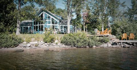 chalet sur bord de eau avec chaises