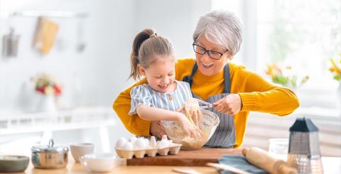 Fille qui cuisine avec grand-mere