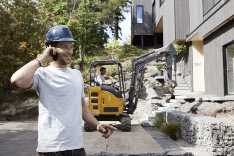 Homme au téléphone sur un chantier de construction