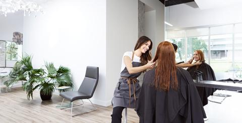 Coiffeuse peignant une cliente