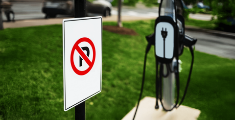 Borne pour voiture électrique avec une pancarte interdiction de stationner