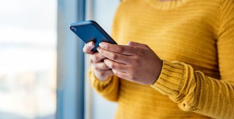 Membre assuré consultant l'Espace Client de son téléphone cellulaire