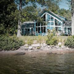 chalet sur bord de eau avec chaises