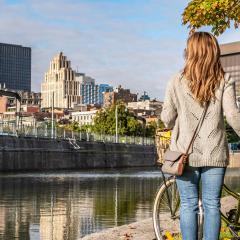 Femme en vélo regardant une ville métropolitaine