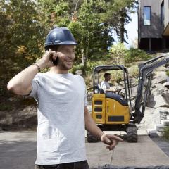 Homme au téléphone sur un chantier de construction