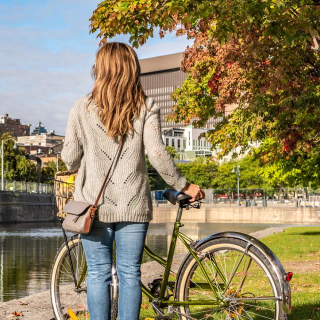 Femme a velo qui regarde la ville