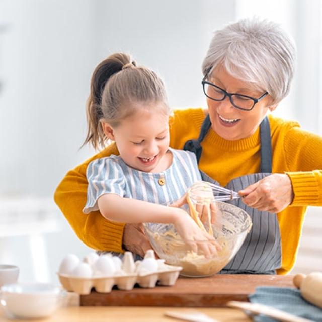 Fille qui cuisine avec grand-mere